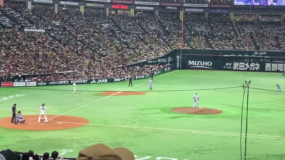 日本シリーズ第2戦　阪神2番手・岩貞祐太　柳町の打球が左肩に打球直撃の瞬間