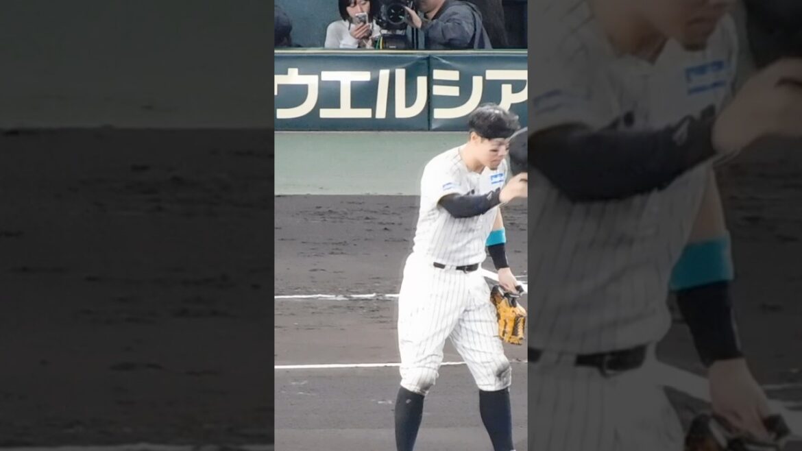 【シリーズタイ記録】5試合連続のタイムリーを放ちファンの歓声に応える佐藤輝明 【シリーズタイ記録】5試合連続のタイムリーを放ちファンの歓声に応える佐藤輝明