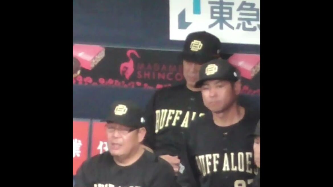 旗色の悪い試合展開を見守る 中嶋 聡 監督をはじめとするオリックスベンチ