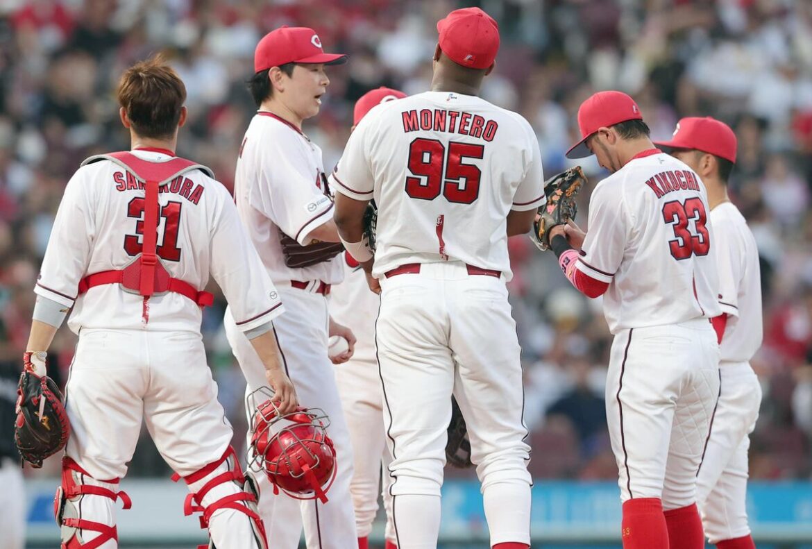 大瀬良大地（左から２人目）に駆け寄る広島ナイン
