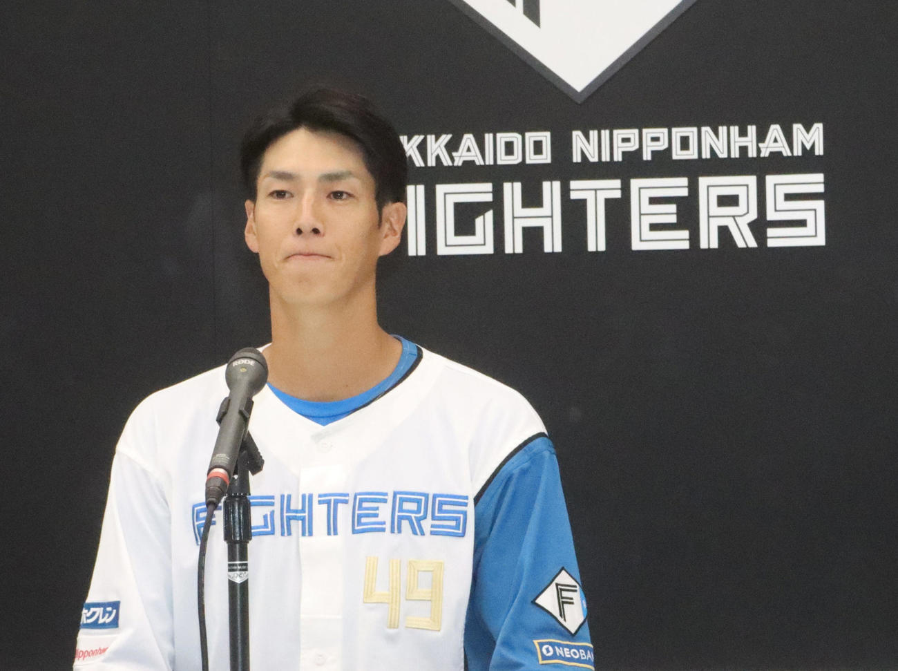 9月28日、引退会見に臨む