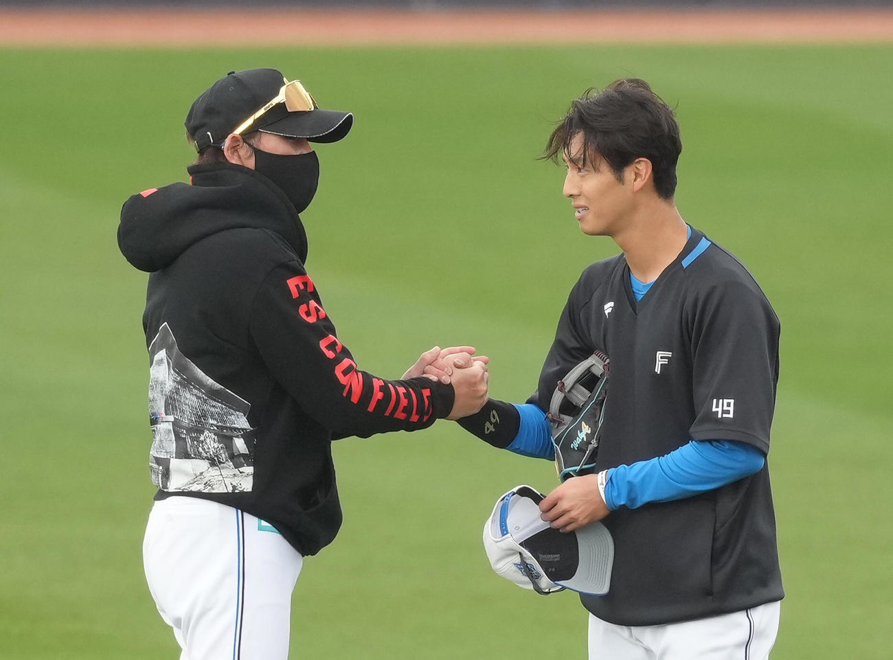 2月、新庄監督と握手を交わす