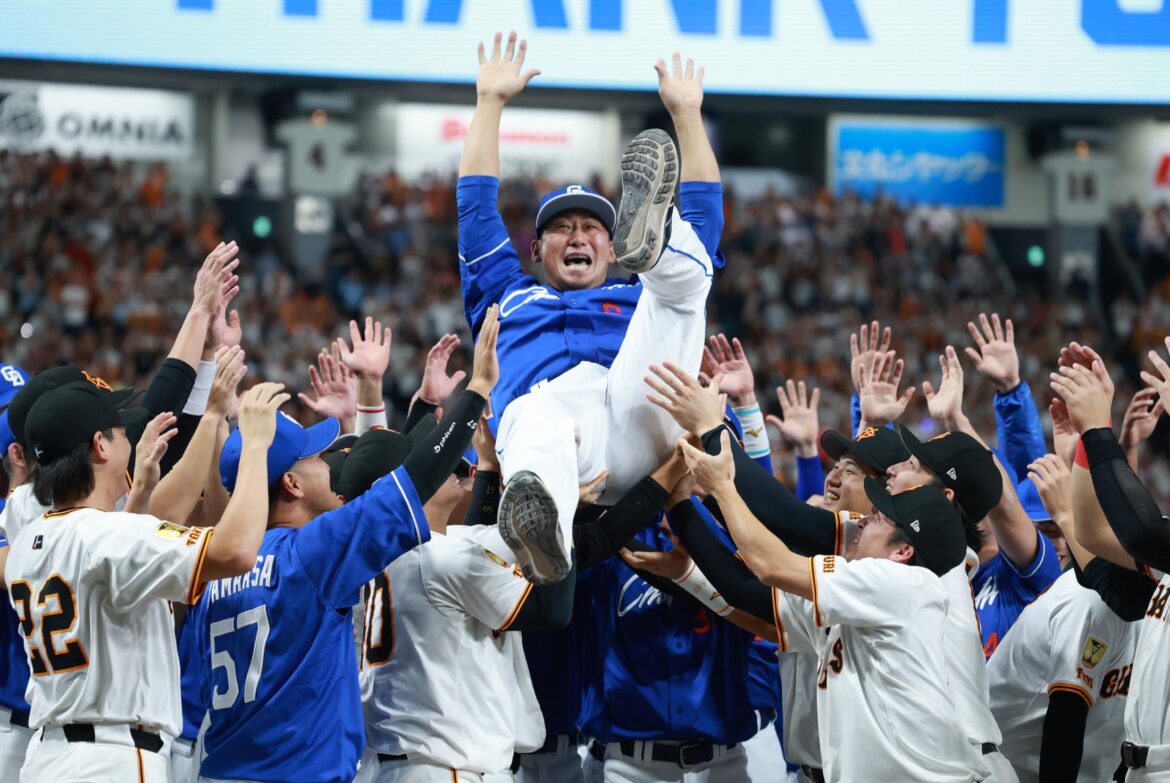 中日 今季限りで引退の中田翔が古巣巨人の選手も参加して歓喜の胴上げ 東京ドームに温かい空気流れる（デイリースポーツ） - Yahoo!ニュース - Yahoo!ニュース