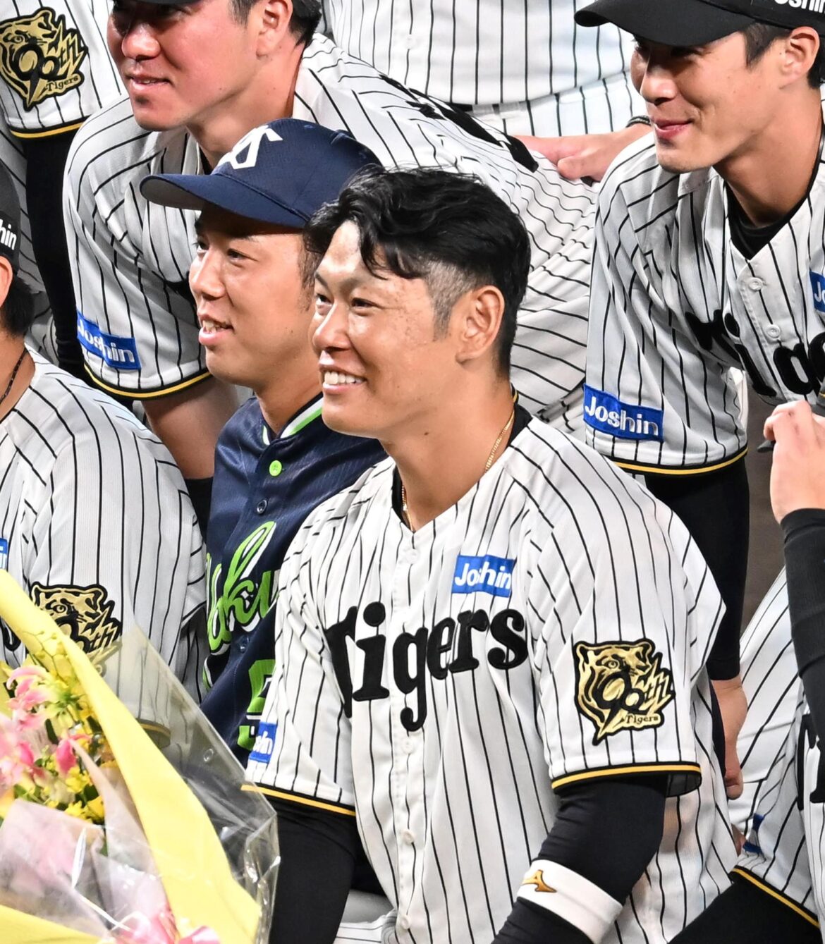 阪神・原口引退セレモニーで異例の光景 見守ったヤクルト・青柳も記念撮影に 当初は遠慮も原口自ら歩み寄り呼びかける 虎党も拍手（デイリースポーツ） - Yahoo!ニュース - Yahoo!ニュース