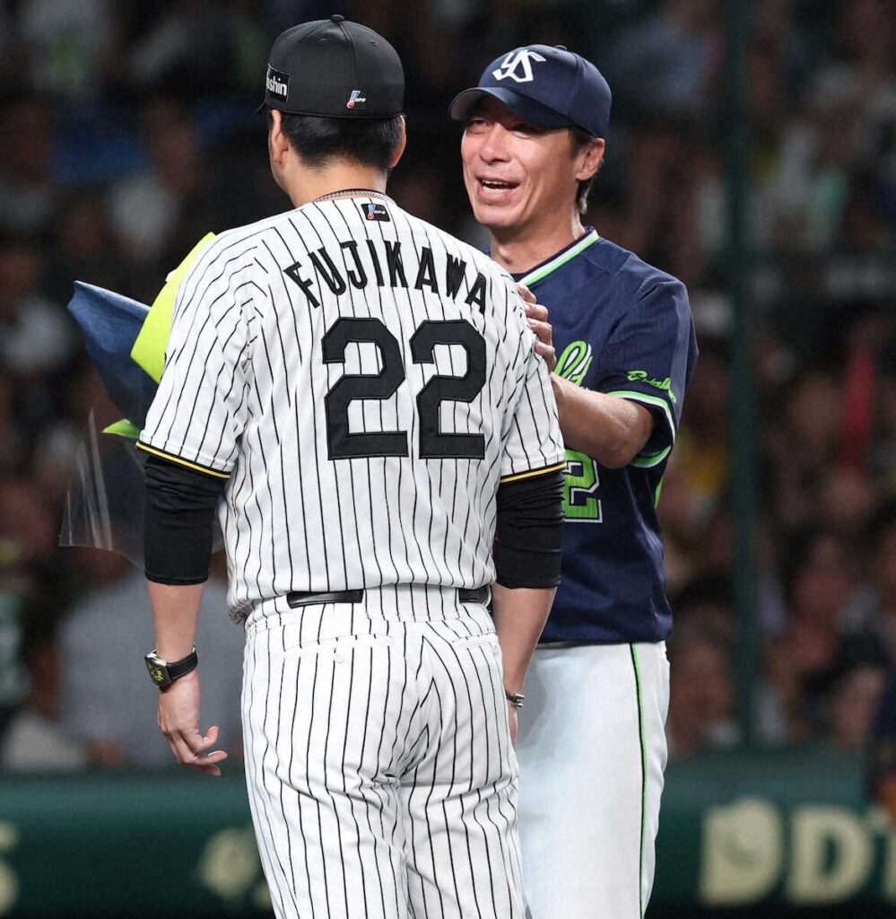 退任のヤクルト・高津臣吾監督へ 阪神・藤川監督が花束贈る 同じ背番号22のクローザー出身（スポニチアネックス） - Yahoo!ニュース - Yahoo!ニュース