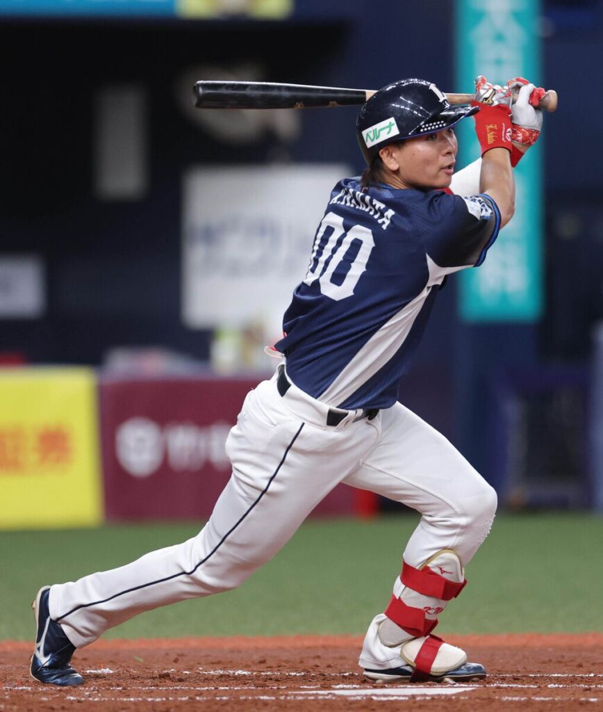 ２回１死一、二塁、仲田慶介は先制となる右翼線適時二塁打