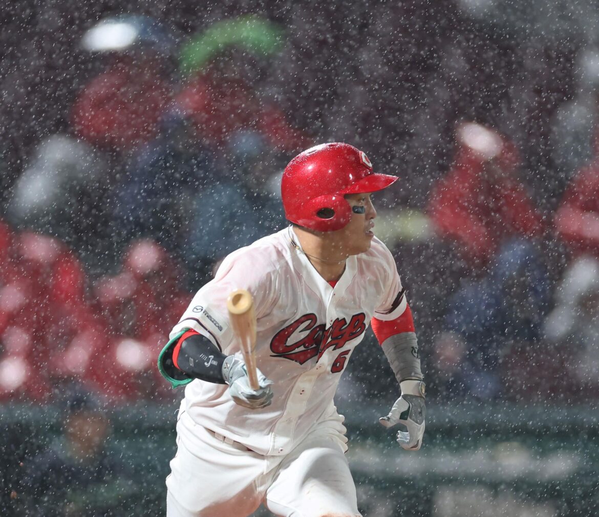 広島 首位打者・小園が２打数２安打 出塁率も阪神・大山抜きリーグトップ浮上 二冠に躍り出る 塁上でガッツポーズ（デイリースポーツ） - Yahoo!ニュース - Yahoo!ニュース