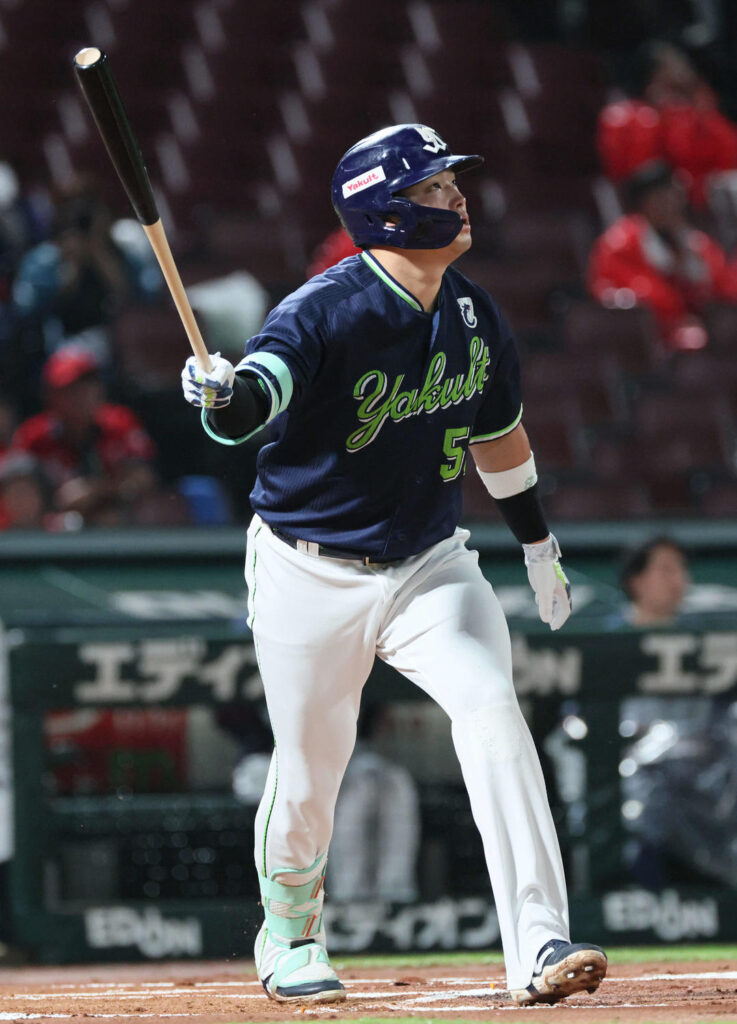 【ヤクルト】村上宗隆が異次元パワーと技術で先制犠飛 右手１本で右中間フェンス際まで運ぶ（日刊スポーツ） - Yahoo!ニュース - Yahoo!ニュース