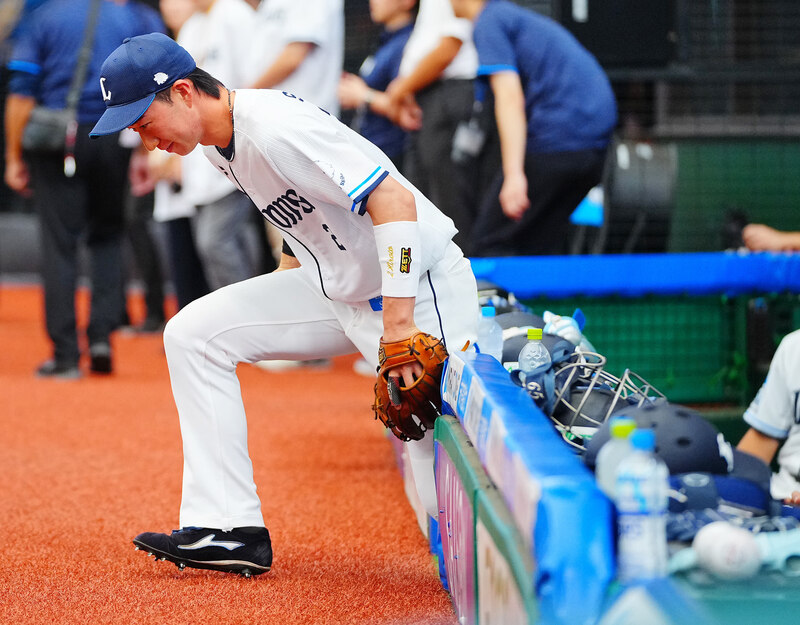 西武対ソフトバンク　試合前、ベンチから守備位置へ駆け出す斎藤