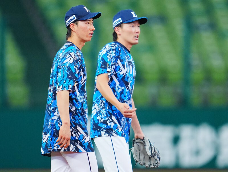 源田（右）と遊撃の守備位置で練習に臨む斎藤