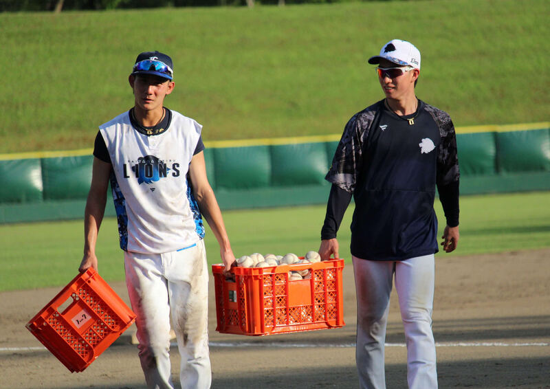 8月の夏合宿で特守を終えた西武斎藤（右）と福尾（左）