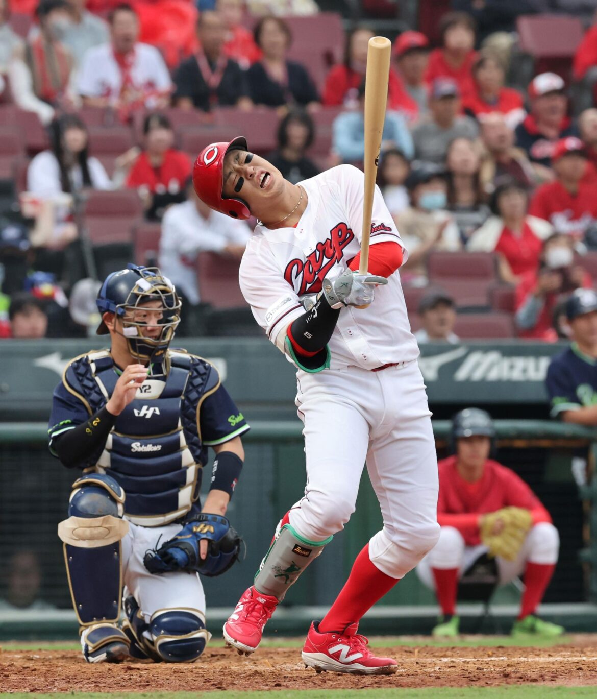 広島・小園が代打で登場 登場曲は引退するヤクルト・川端の「悲しみなんて笑い飛ばせ」 死球で出塁し首位打者＆最高出塁率のタイトルは確実に（デイリースポーツ） - Yahoo!ニュース - Yahoo!ニュース