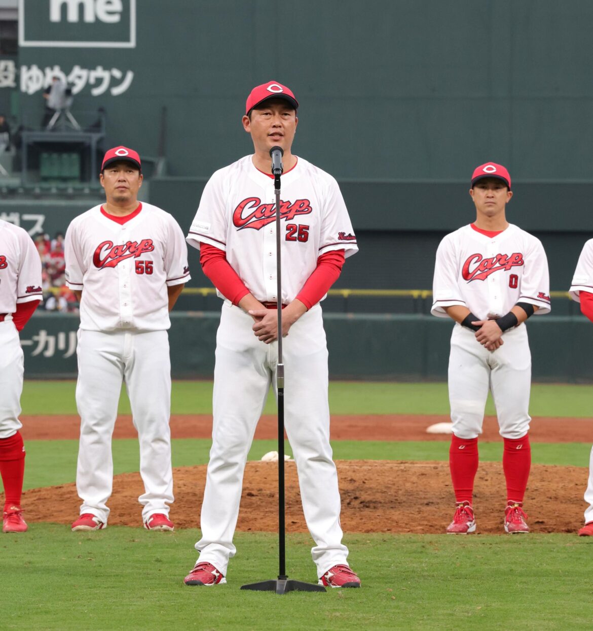 広島・新井監督が覚悟の誓い 最終戦スピーチで「来年以降も苦しみは続いていく」にファンどよめき、悲鳴交錯も「逃げることなく立ち向かっていく」に拍手（デイリースポーツ） - Yahoo!ニュース - Yahoo!ニュース