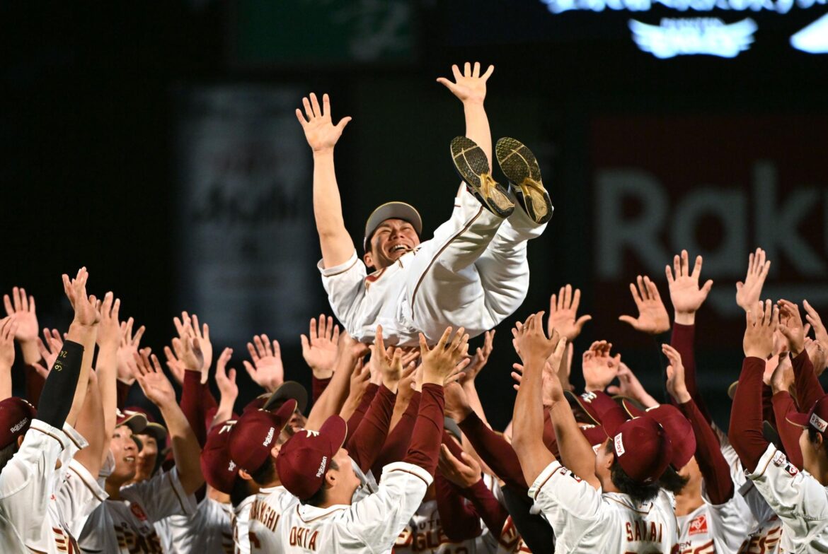 楽天・岡島がセレモニーで号泣 マー君らがメッセージ動画 最後は大物ＯＢの本人登場でさらに大粒の涙（デイリースポーツ） - Yahoo!ニュース - Yahoo!ニュース