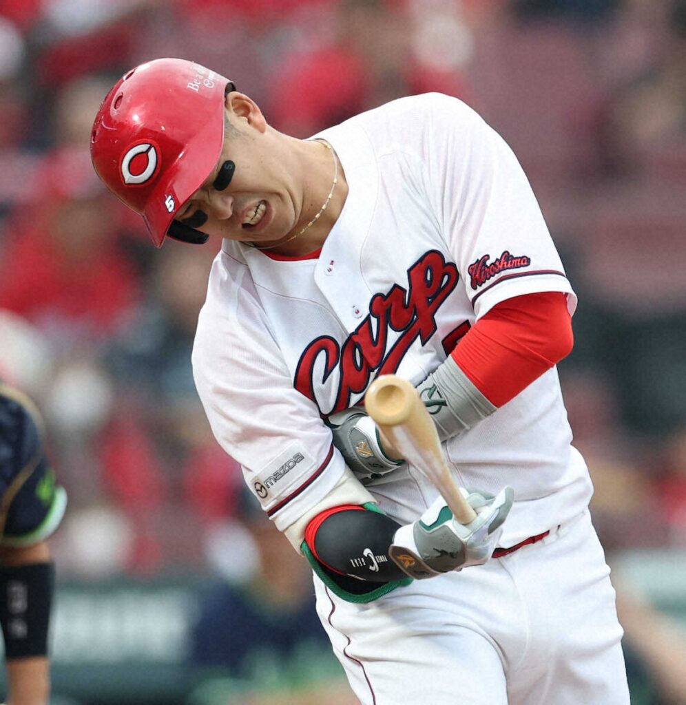 打撃2冠確定の広島・小園 最終戦出場もまさかの「死球」 球場どよめき ベンチの松山らナインは苦笑い（スポニチアネックス） - Yahoo!ニュース - Yahoo!ニュース