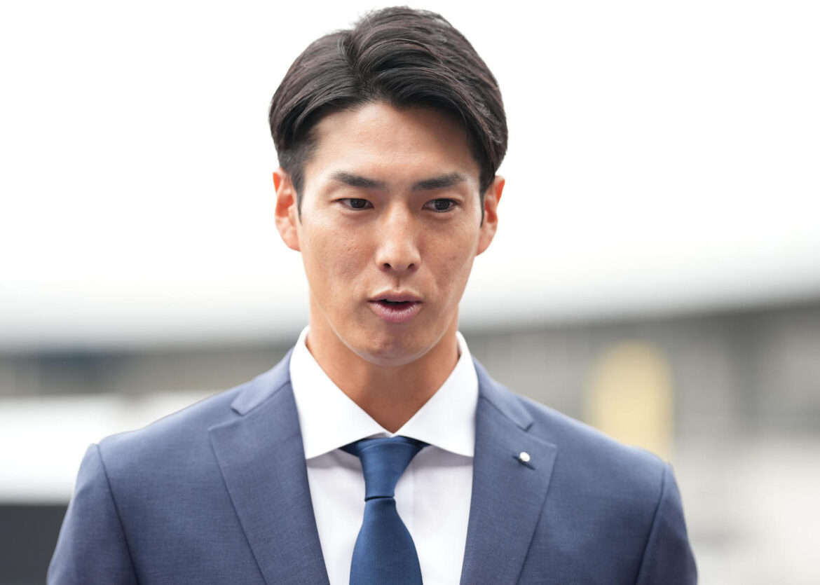 【日本ハム】引退の若林晃弘がスーツ姿でグラウンドに 新庄監督や１軍メンバーにあいさつ（日刊スポーツ） - Yahoo!ニュース - Yahoo!ニュース