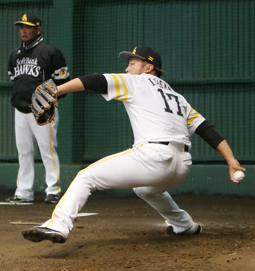 ソフトバンク時代、背番号17の岩崎のユニホームを借りてブルペンで投げる森（2019年2月3日撮影）