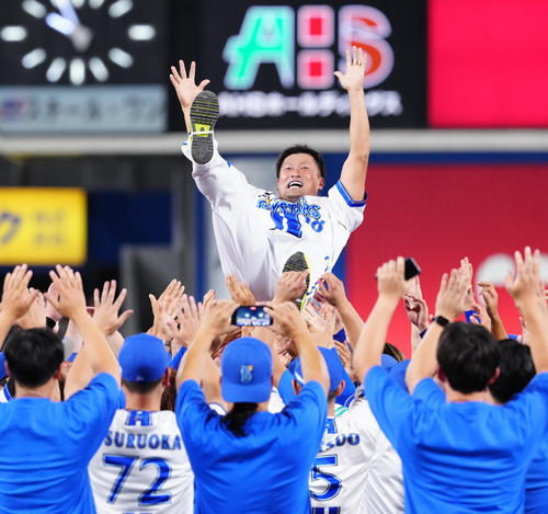 引退セレモニーで胴上げされるDeNA森唯斗（2025年9月30日撮影）