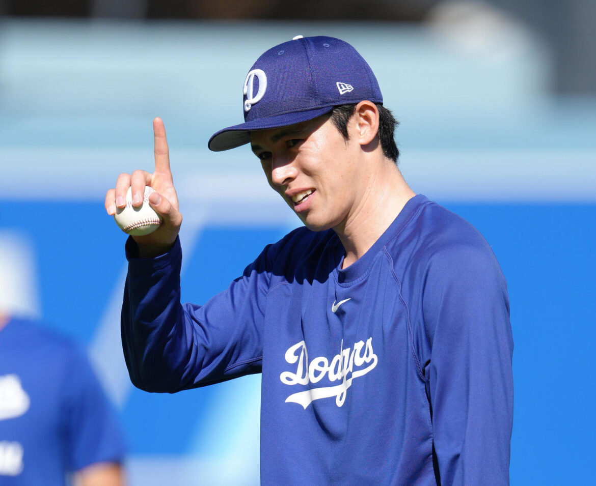 佐々木朗希、ロッテ同僚左腕の公式グッズで本拠地へ入場 チラッと見える顔と背番号などが話題に（日刊スポーツ） - Yahoo!ニュース - Yahoo!ニュース