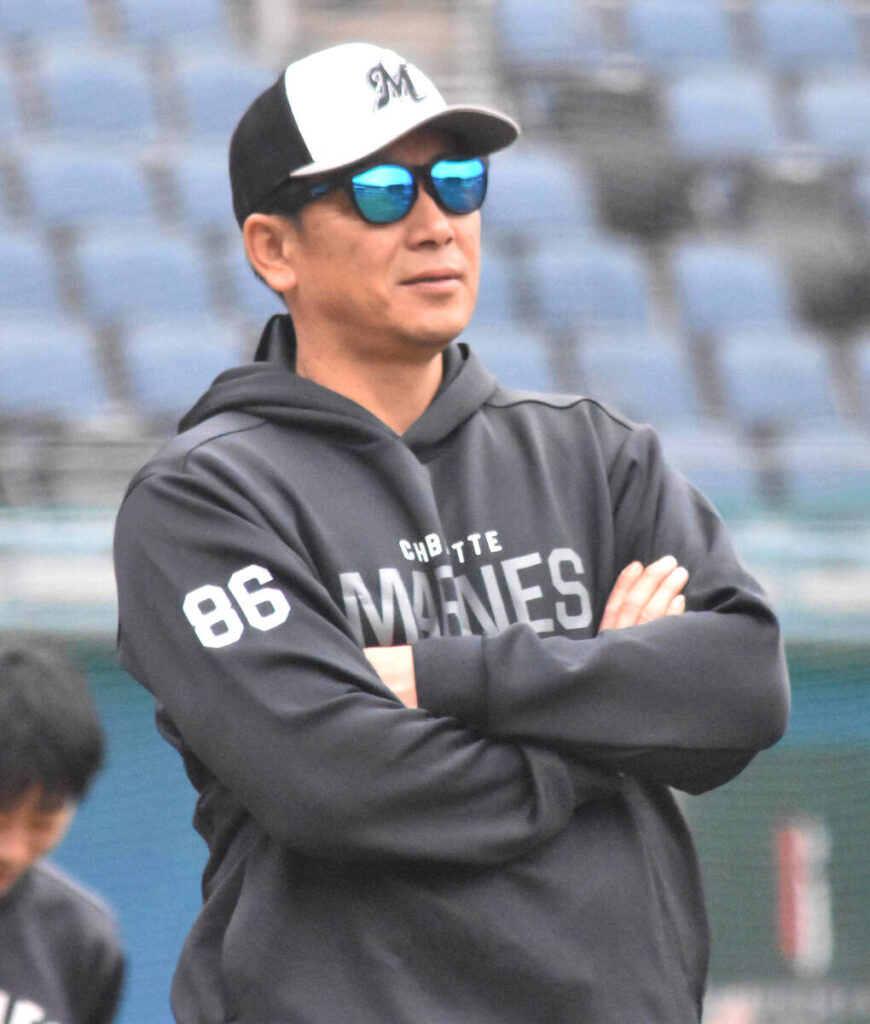 Lotte manager Saburo watches over the players during fall training