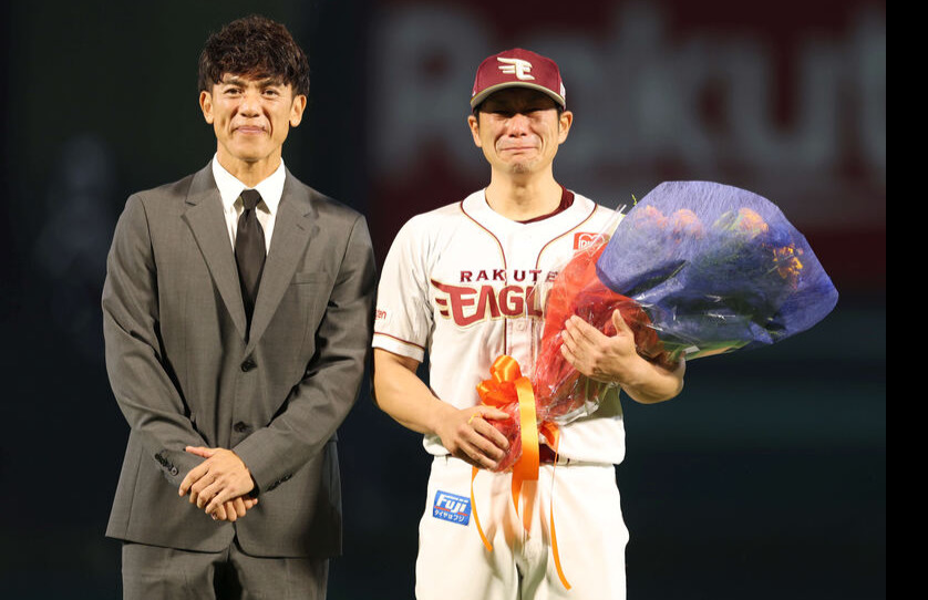 引退セレモニーで松井稼頭央さん（左）に花束をもらい涙を見せる