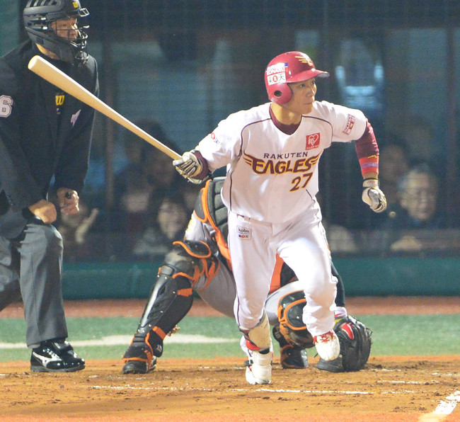 2013年日本シリーズ第７戦、楽天対巨人　２回裏楽天２死二塁、左中間を破る適時二塁打を放つ岡島