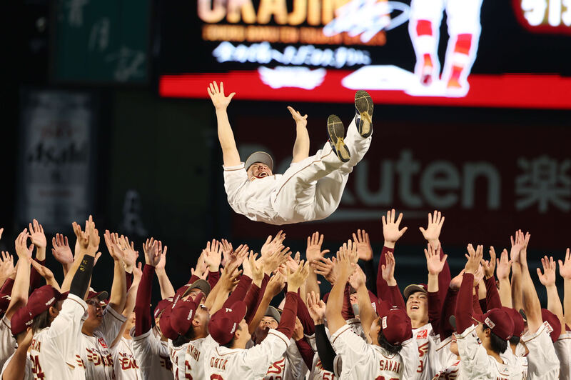 引退セレモニーで胴上げされる