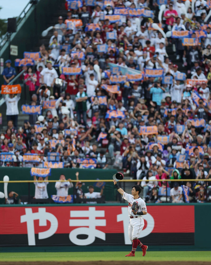 ９回表、守備につきファンに手を振る