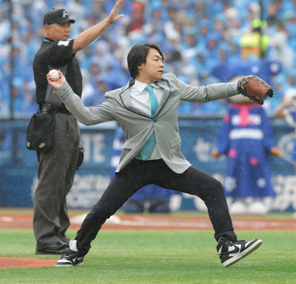 ＤｅＮＡ本拠地ＣＳ 巨人ファンの伊沢拓司が始球式 ＳＮＳは格好に注目「ネクタイだけ水色ｗ」「強い気持ちが見えた」（デイリースポーツ） - Yahoo!ニュース - Yahoo!ニュース