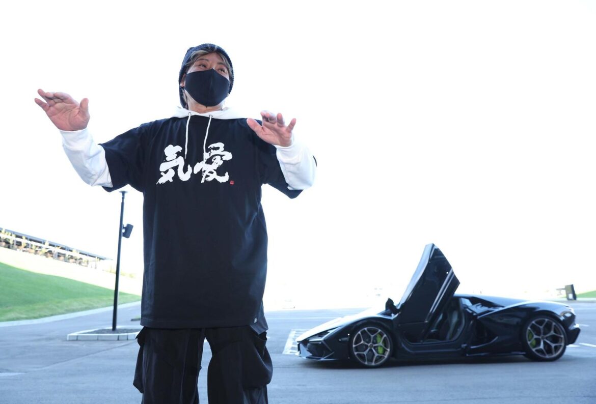 【日本ハム】新庄監督「ヒデさんから」もらった“気愛Ｔ”着用、高級車からＶサインで球場入り（日刊スポーツ） - Yahoo!ニュース - Yahoo!ニュース