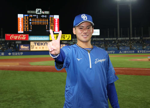 2勝目の「2」ポーズをする中日金丸夢斗（2025月9月10日撮影）