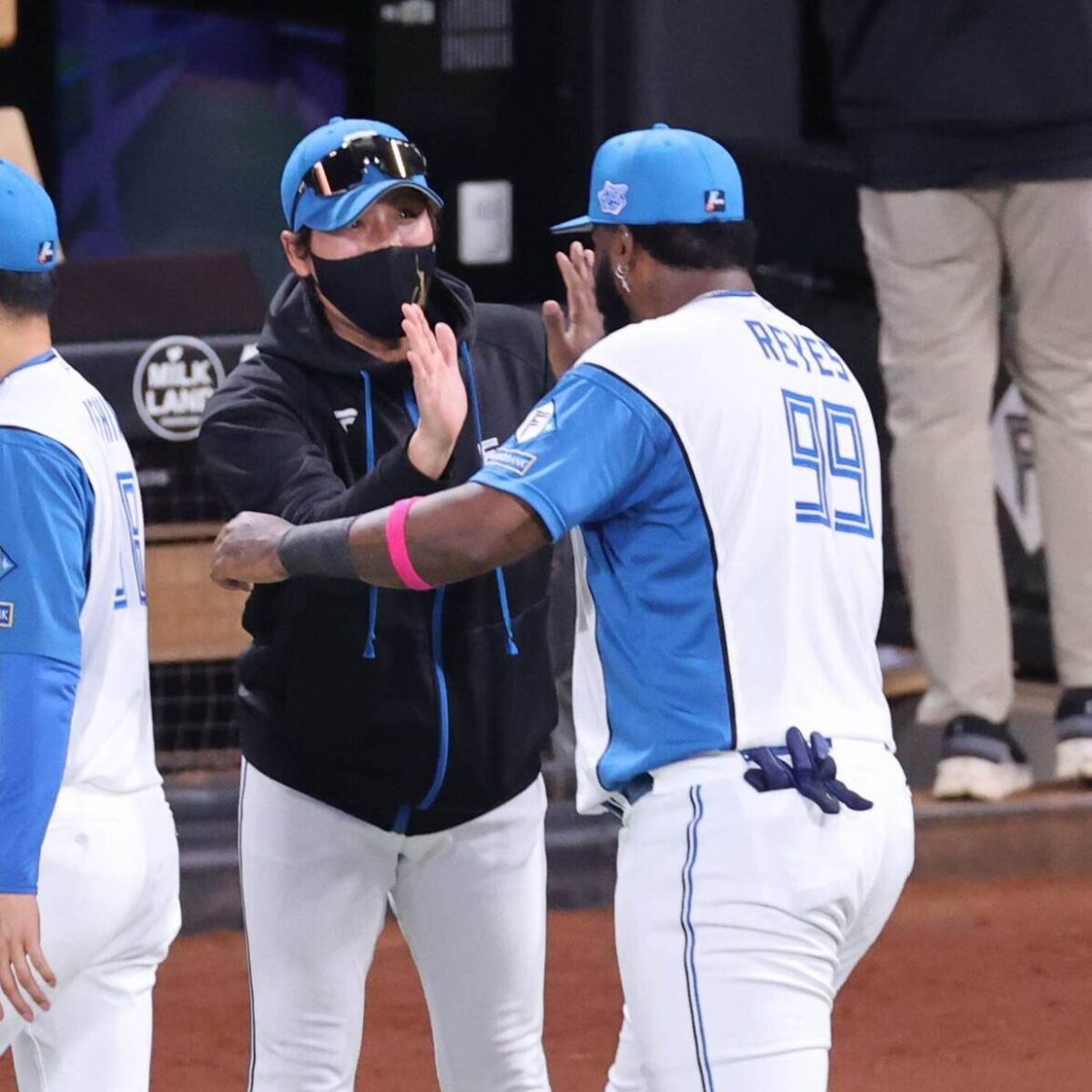 【パCS】新庄剛志監督が率いる日本ハムが逆転2連勝で2年連続で最終S進出…15日からソフトバンクと決戦(スポーツ報知) – Yahoo!ニュース – Yahoo!ニュース 【パCS】新庄剛志監督が率いる日本ハムが逆転2連勝で2年連続で最終S進出…15日からソフトバンクと決戦(スポーツ報知) - Yahoo!ニュース - Yahoo!ニュース