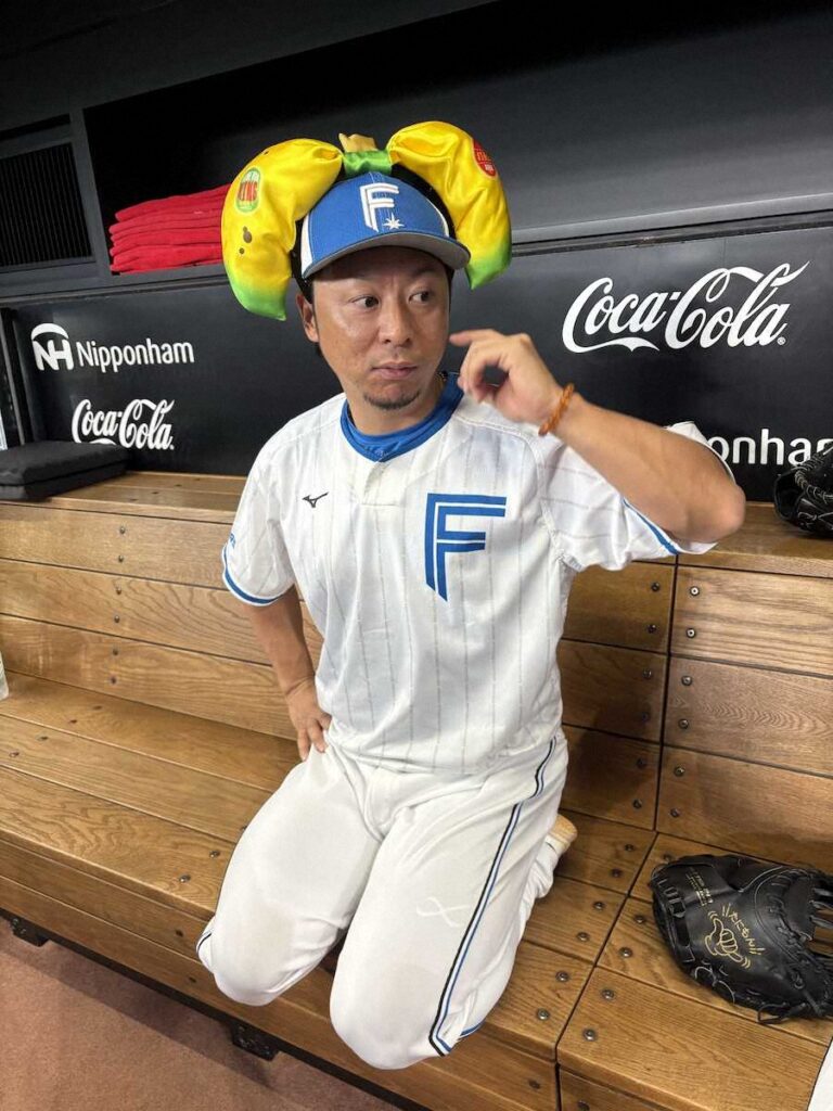 【CS隠しマイク】日本ハム・谷元打撃投手がバナナのかぶり物「販促してるのよ」（スポニチアネックス） - Yahoo!ニュース - Yahoo!ニュース