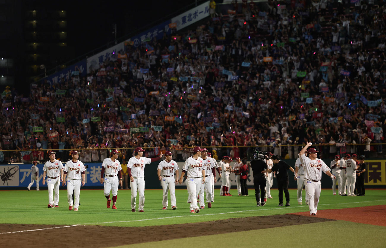 10月5日　今季最終戦でファンに手を振りながら球場一周する楽天ナイン（撮影・増田悦実）