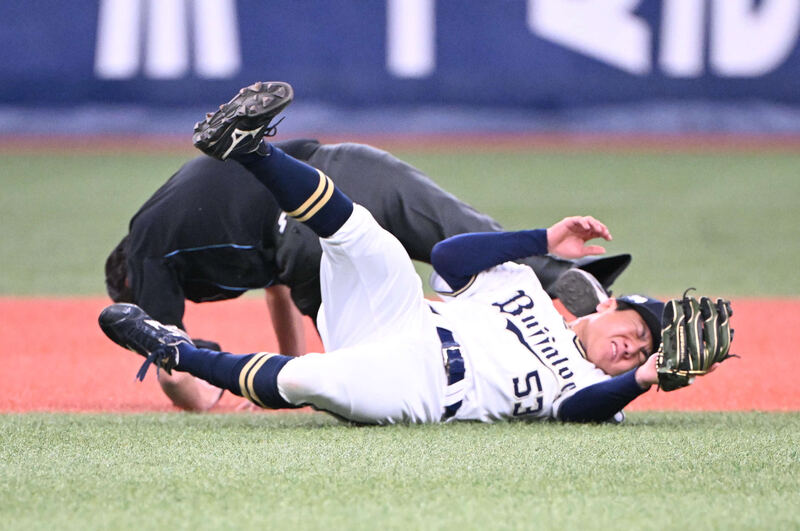 24年3月3日オープン戦、オリックス対ＤｅＮＡ　打球を追った遊撃手宜保と二塁塁審が接触し両者転倒する