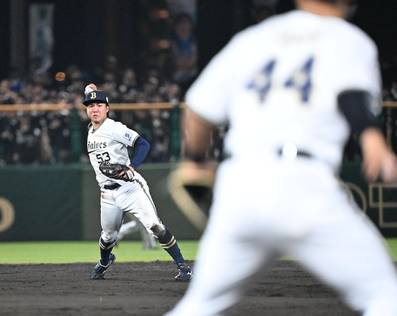 24年5月15日、オリックス対ロッテ　11回表ロッテ無死、小川の打球を好捕した遊撃手宜保だが一塁に悪送球する＝沖縄セルラースタジアム那覇