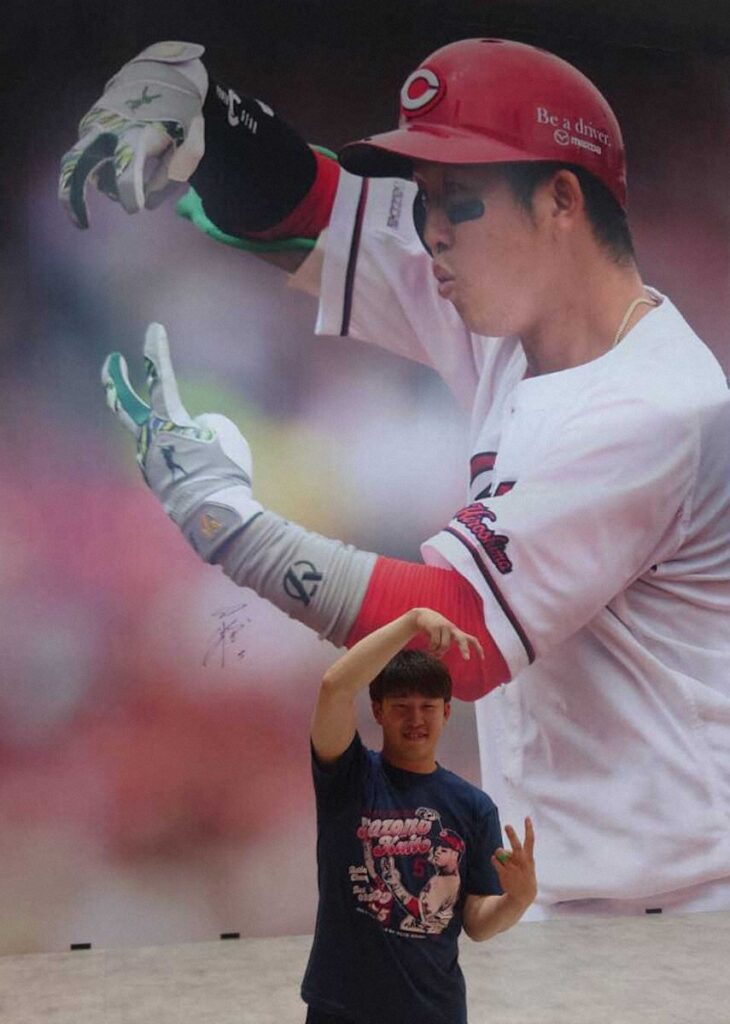 広島・小園海斗 特大壁画写真がマツダスタジアム正面に登場 “チームの顔”に「ありがたい」（スポニチアネックス） - Yahoo!ニュース - Yahoo!ニュース