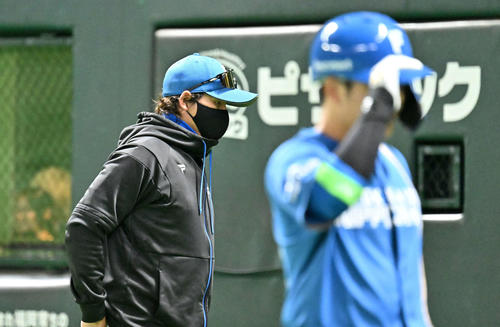 【里崎智也】日本ハム新庄監督の戦略は末恐ろしい…CSを戦いながら来季日本一見据えた選手起用 – 評論家コラム – 野球コラム – nikkansports.com ソフトバンク対日本ハム 9回表終了後、選手交代を告げベンチに戻る新庄監督(左)(撮影・林敢治)