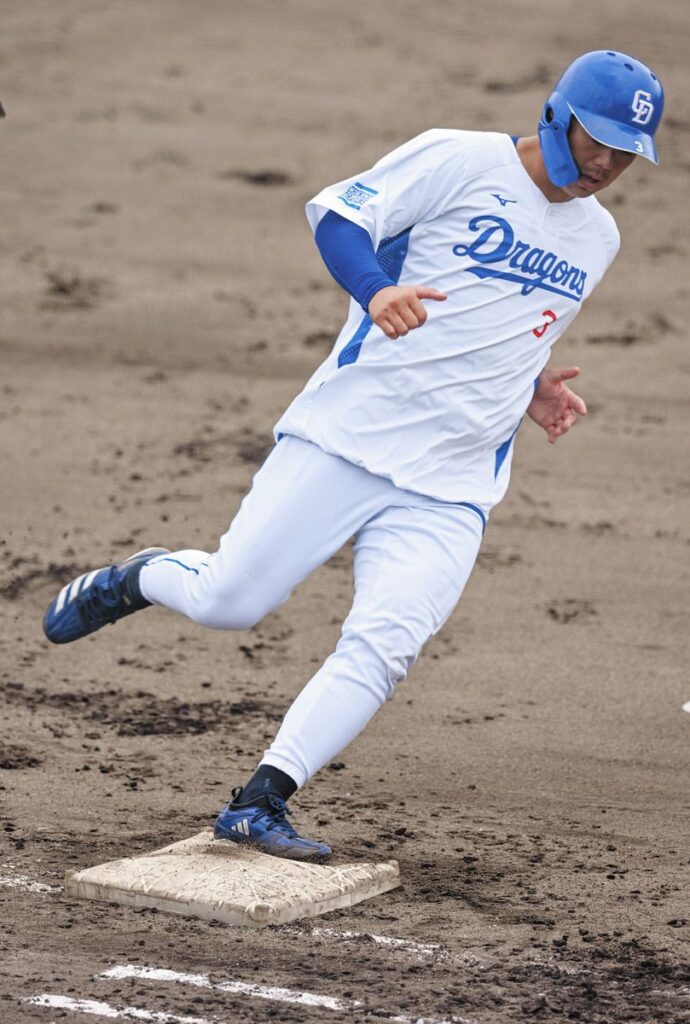 中日、拡大ベースを秋季練習で導入 山本泰寛「タッチする場所が広くなっているので、やっぱり避けられやすいのかな」（中日スポーツ） - Yahoo!ニュース - Yahoo!ニュース