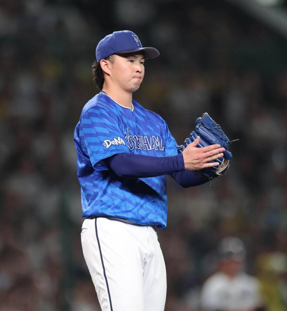 ３回を抑えて、グラブを叩く竹田祐（カメラ・義村　治子）