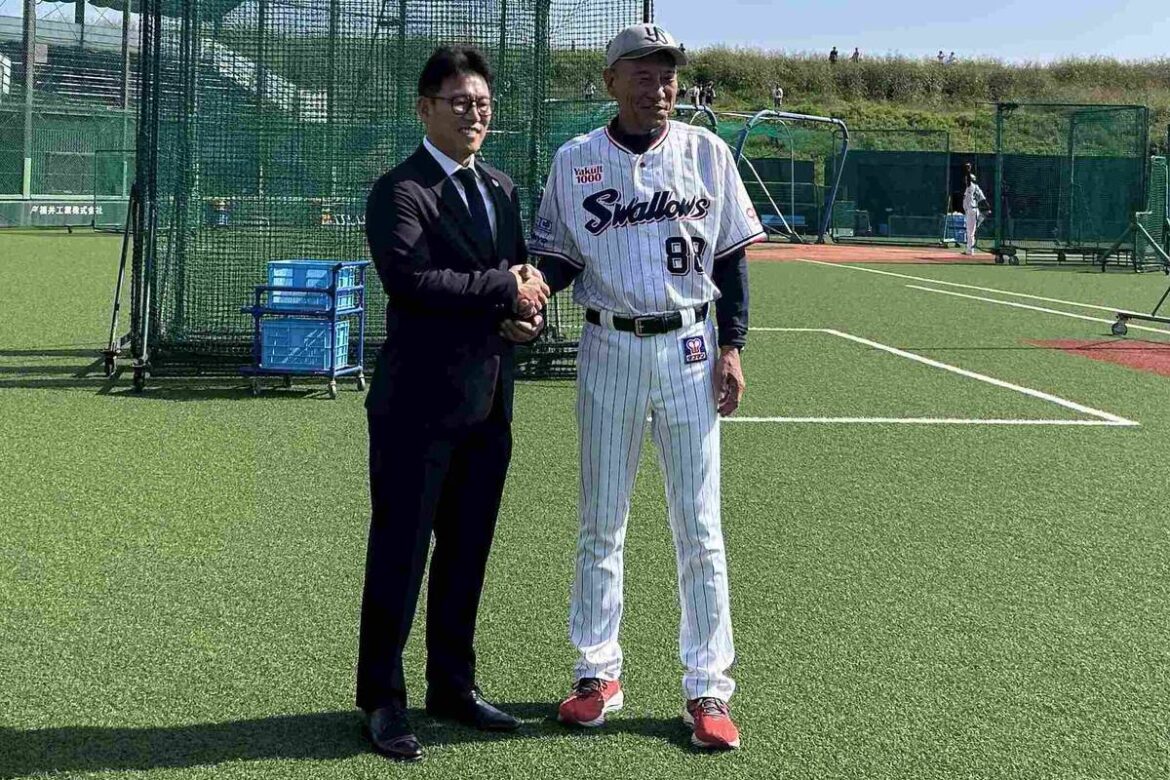 ヤクルト・池山新監督（右）と握手をする侍ジャパン・井端弘和監督（カメラ・大中　彩未）
