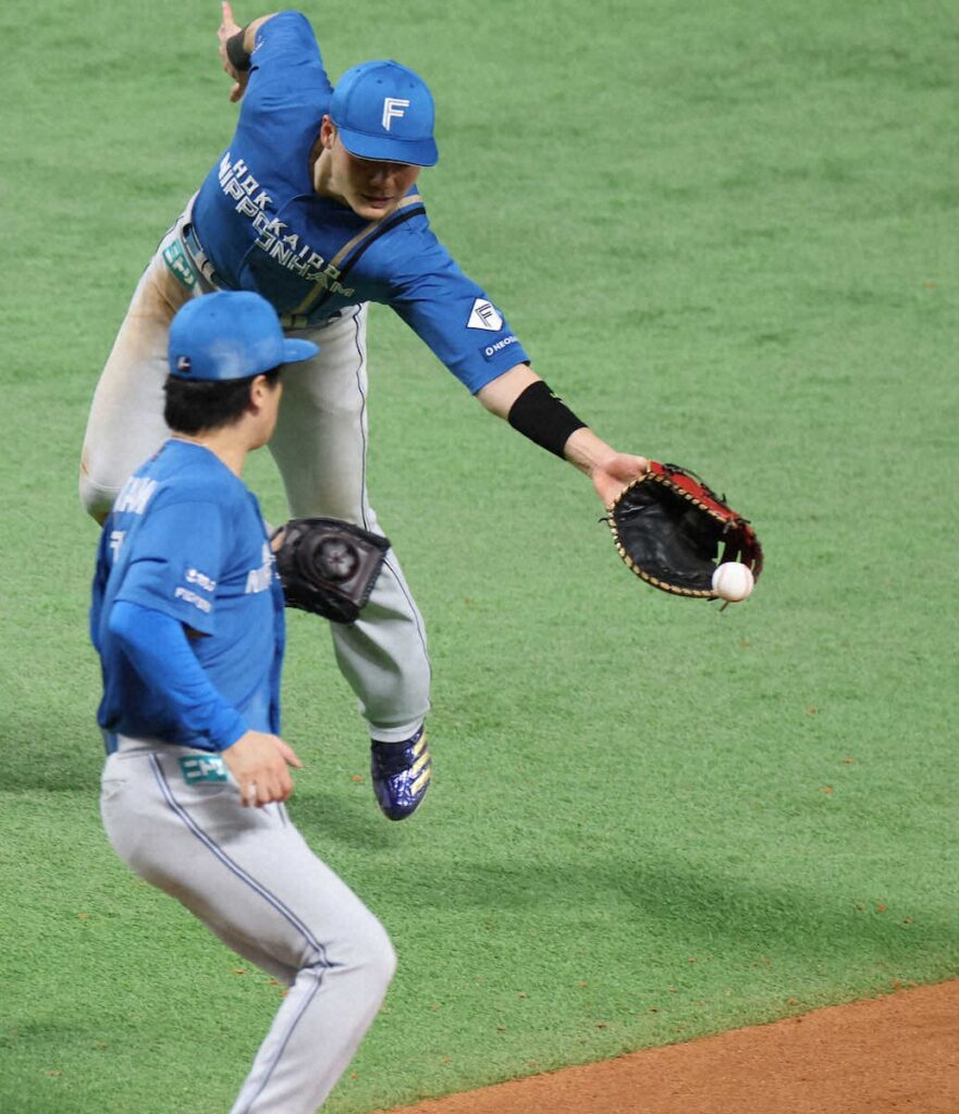 日本ハム・清宮幸 瞬時の判断光ったグラブトス 高く弾んだ打球持ち替えず完璧処理（スポニチアネックス） - Yahoo!ニュース - Yahoo!ニュース