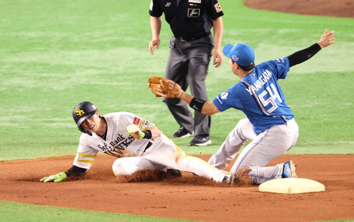 【パＣＳ】日本ハム・山県秀が途中交代 初回の守備で交錯、左膝を痛め担架で退場（スポーツ報知） - Yahoo!ニュース - Yahoo!ニュース