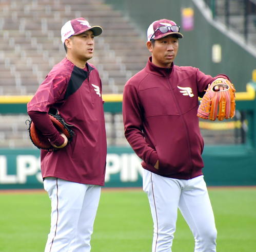 【楽天】14年ぶり古巣復帰の井野卓バッテリーコーチ「懐かしい感じもしました」秋季練習初合流 – プロ野球 – nikkansports.com 楽天の塩川内野守備走塁コーチ(右)と話し込む新任の井野バッテリーコーチ