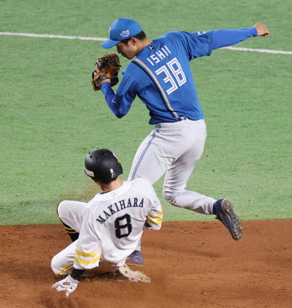 勝敗を分けた日本ハム・石井のベースカバ－ 5回二塁封殺狙うもコンマ数秒遅れ（スポニチアネックス） - Yahoo!ニュース - Yahoo!ニュース
