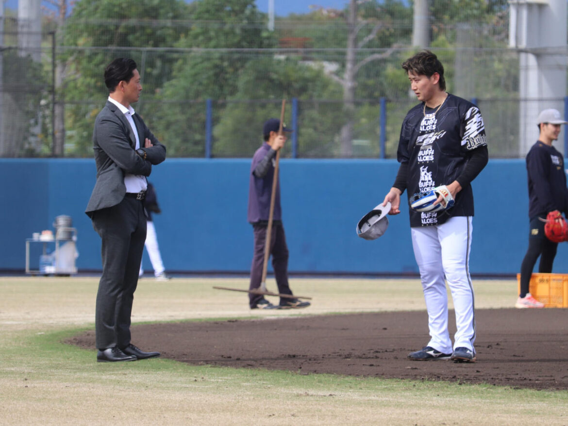 秋季練習初日にオリックス紅林（右）と話す岸田監督（撮影・中島麗）