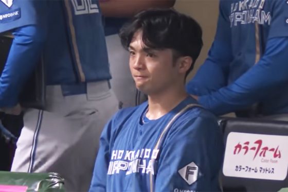 涙を必死で堪え…中継が捉えたハム27歳に「泣いた」 終戦直後、ベンチでの行動に感動 | Full-Count 涙を必死で堪え…中継が捉えたハム27歳に「泣いた」 終戦直後、ベンチでの行動に感動 | Full-Count