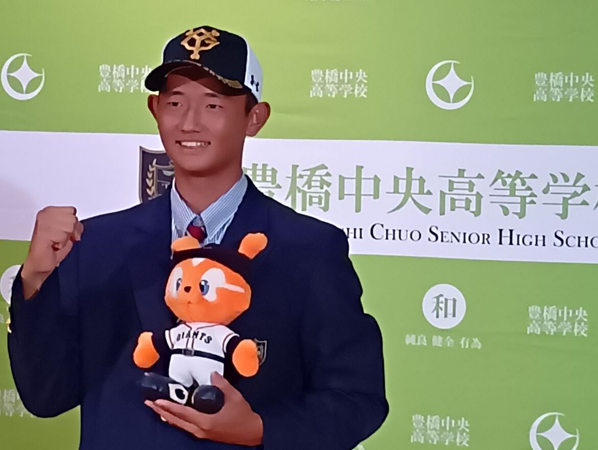 巨人から指名された瞬間…下向き涙 豊橋中央高・松井蓮太朗捕手「厳しい世界だけど必ずはい上がります」（中日スポーツ） - Yahoo!ニュース - Yahoo!ニュース