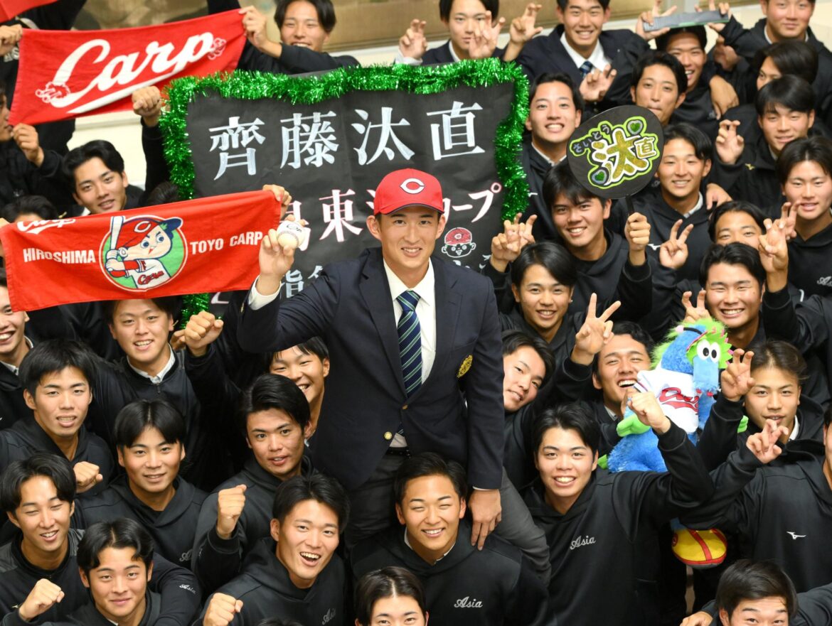 広島 ドラフト２位・斉藤の心を和ませた手作りボード 記念撮影では異例の光景 チームメートが短時間で作成（デイリースポーツ） - Yahoo!ニュース - Yahoo!ニュース