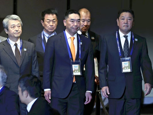 ドラフト会議に臨む巨人の阿部監督（中央）ら（２３日、東京都港区で）＝片岡航希撮影